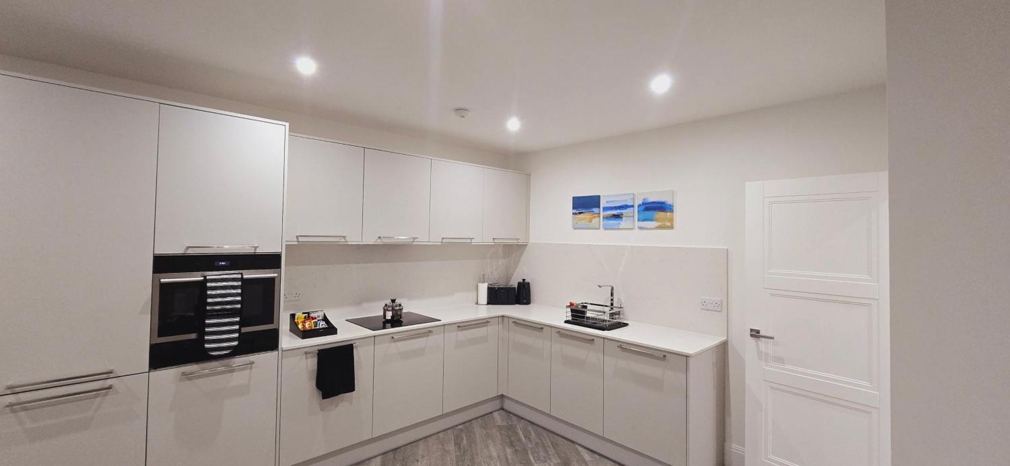 Abbey Corner By Nivaas 2-located In The Heart Of The Centre-5 Minute Walk To Train Station-20 Minutes To London Via Train Apartment Reading