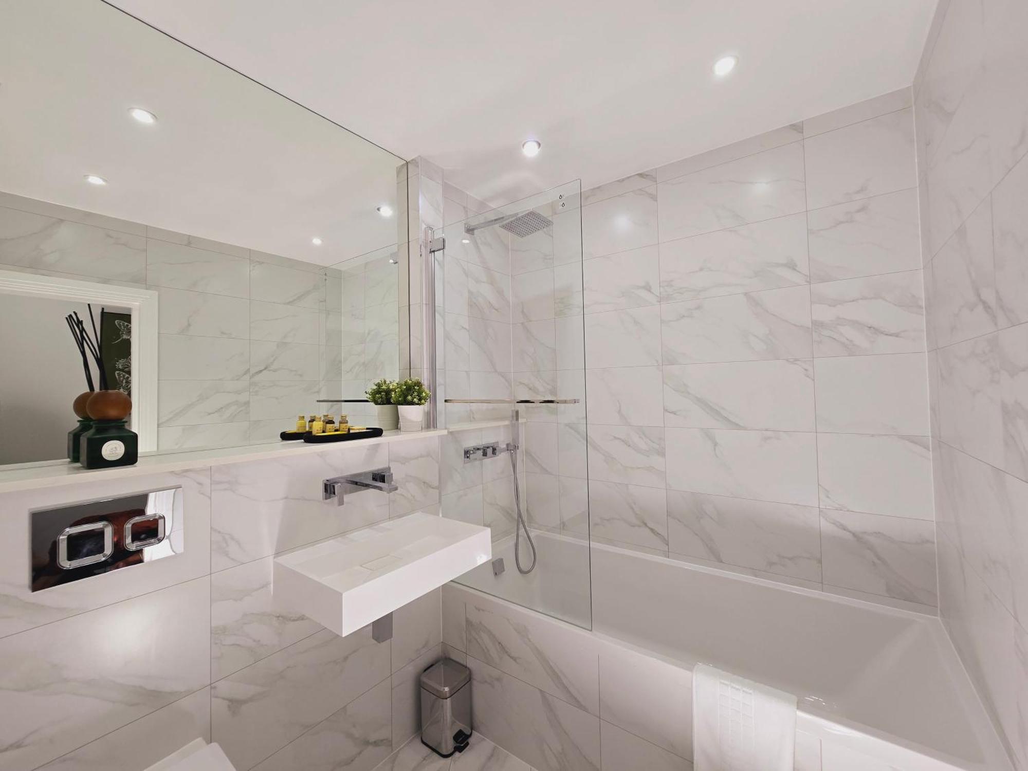 Abbey Corner By Nivaas 2-located In The Heart Of The Centre-5 Minute Walk To Train Station-20 Minutes To London Via Train Apartment *