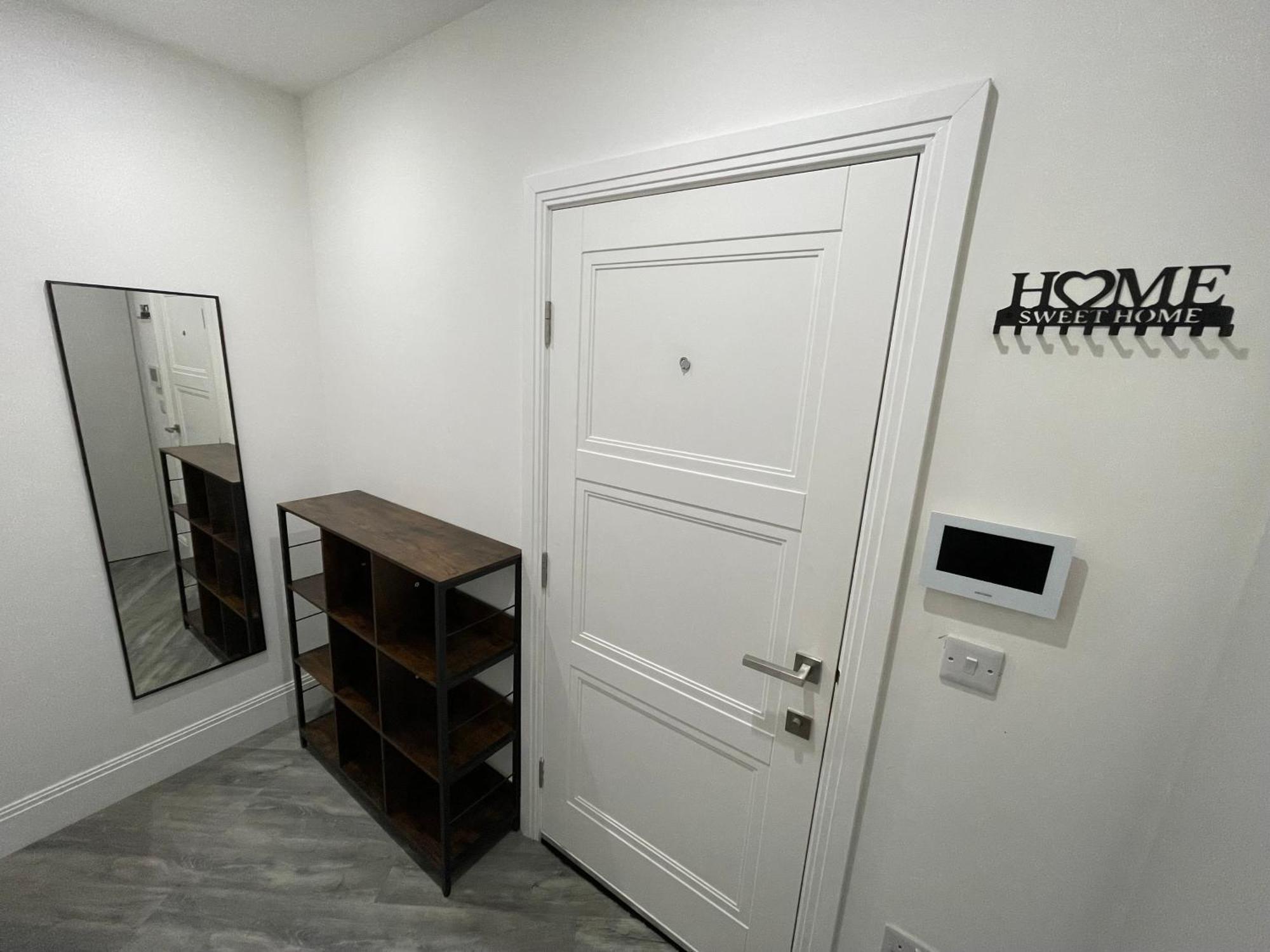 Abbey Corner By Nivaas 2-located In The Heart Of The Centre-5 Minute Walk To Train Station-20 Minutes To London Via Train Reading