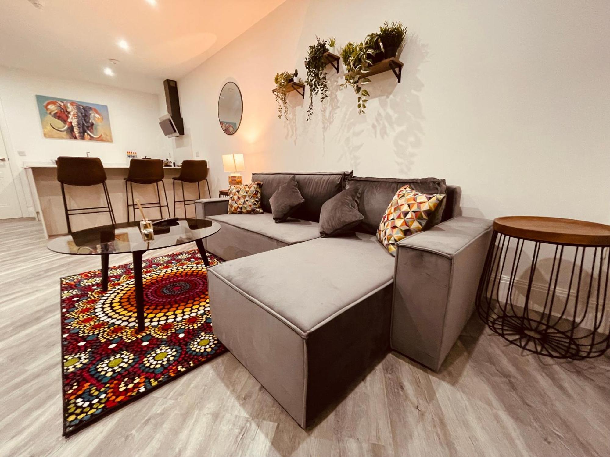 Abbey Corner By Nivaas 2-located In The Heart Of The Centre-5 Minute Walk To Train Station-20 Minutes To London Via Train Apartment Reading