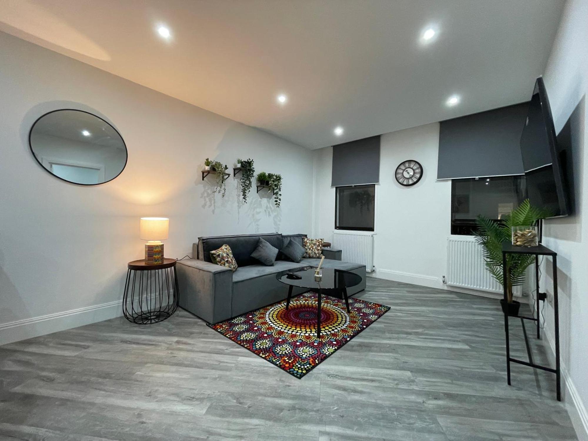 Abbey Corner By Nivaas 2-located In The Heart Of The Centre-5 Minute Walk To Train Station-20 Minutes To London Via Train Reading